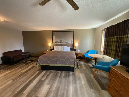 Super 8 by Wyndham Green Bay Near Stadium - image 32