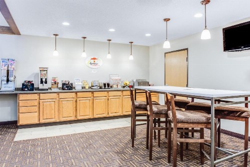 Super 8 by Wyndham Green Bay Near Stadium - image 33