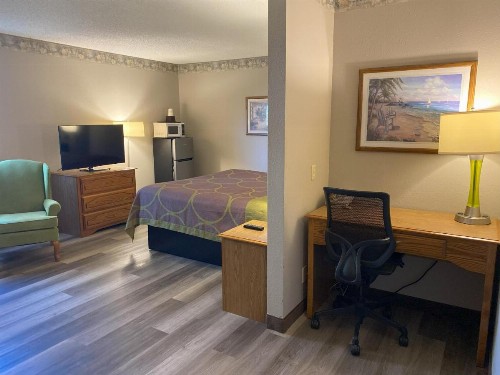 Super 8 by Wyndham Green Bay Near Stadium - image 5