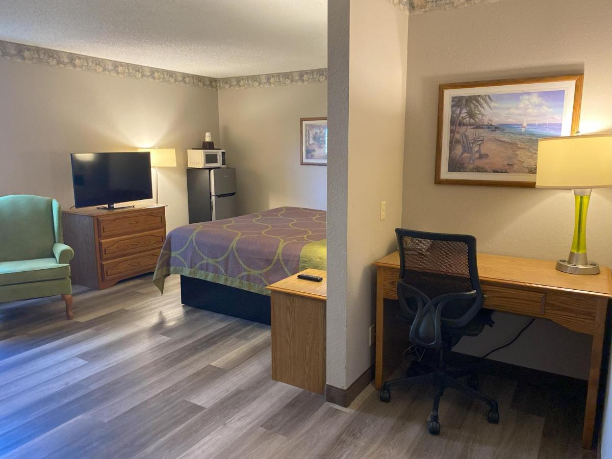 Super 8 by Wyndham Green Bay Near Stadium - image 5
