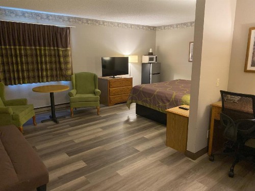 Super 8 by Wyndham Green Bay Near Stadium - image 7