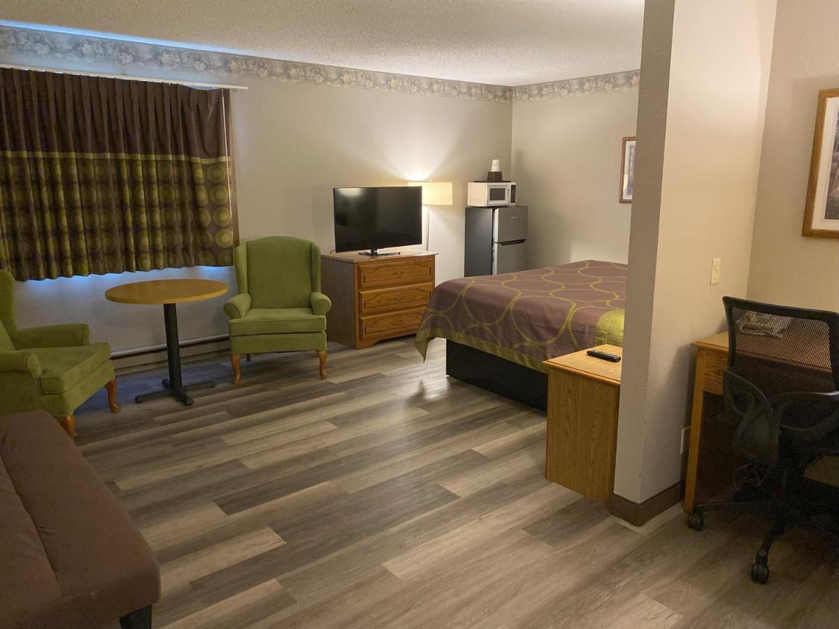 Super 8 by Wyndham Green Bay Near Stadium - image 7