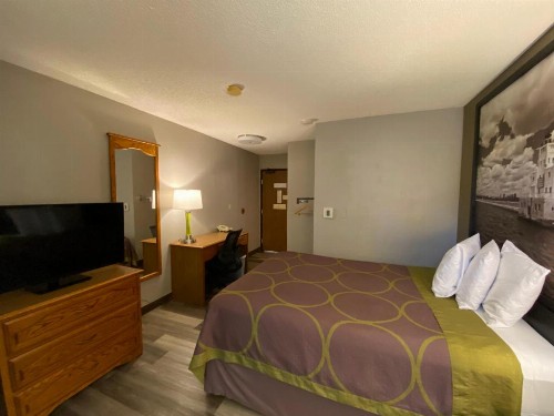 Super 8 by Wyndham Green Bay Near Stadium - image 9