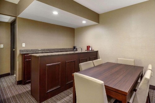 Comfort Suites Green Bay - image 11