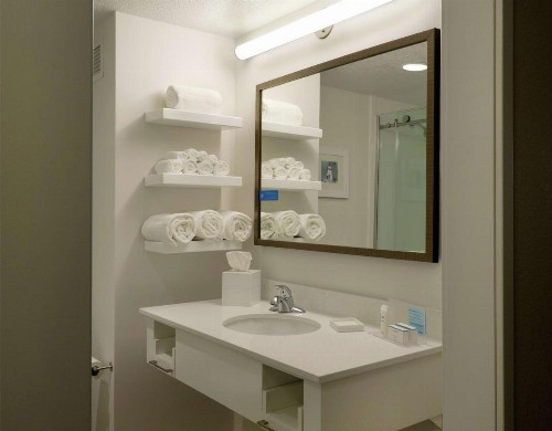 Hampton Inn Green Bay Downtown - image 12