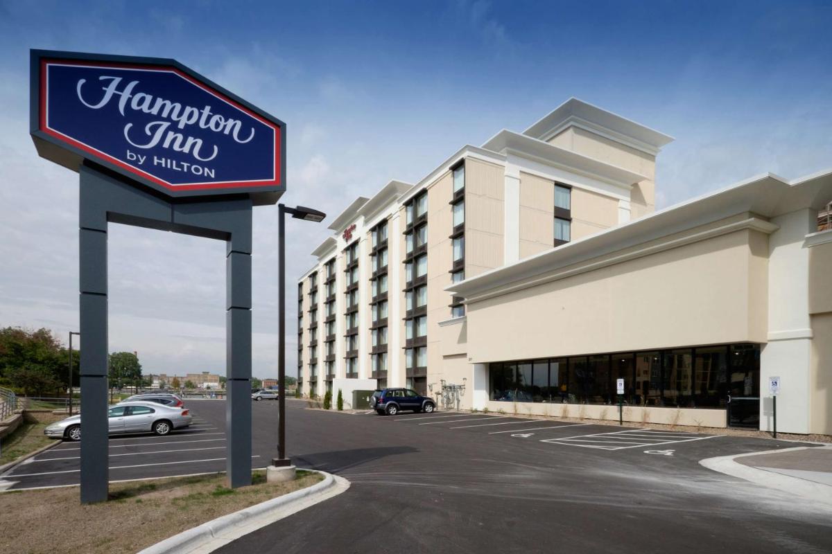 Hampton Inn Green Bay Downtown - image 2