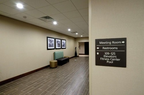 Hampton Inn Green Bay Downtown - image 3
