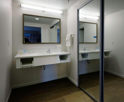 Hampton Inn Green Bay Downtown - image 35