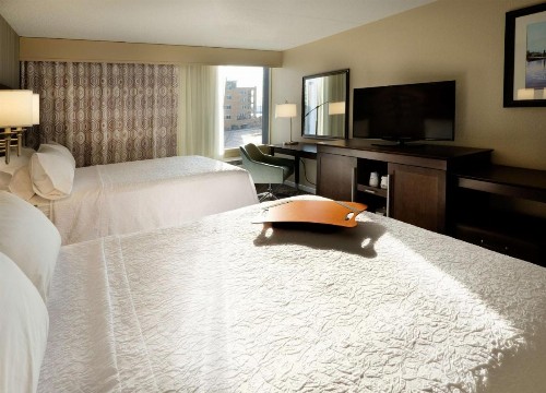 Hampton Inn Green Bay Downtown - image 40