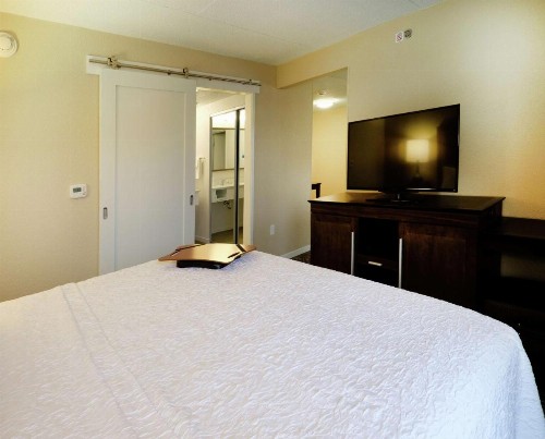 Hampton Inn Green Bay Downtown - image 45