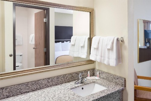 Baymont by Wyndham Green Bay - image 1