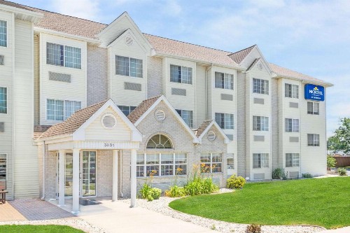 Microtel Inn & Suites by Wyndham Green Bay - image 1