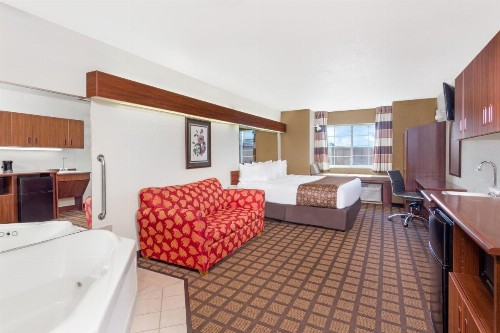 Microtel Inn & Suites by Wyndham Green Bay - image 2