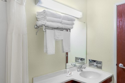 Microtel Inn & Suites by Wyndham Green Bay - image 3