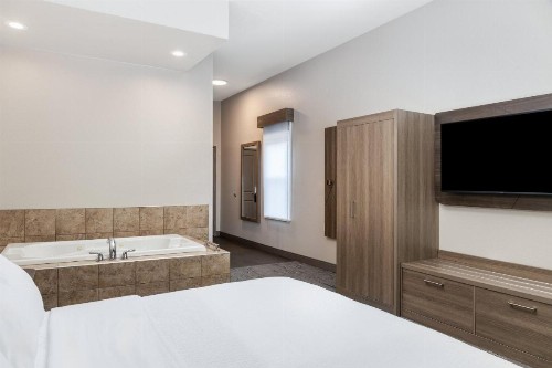 Holiday Inn Express & Suites - Green Bay East an IHG Hotel - image 40