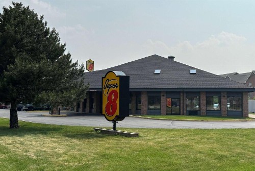 Super 8 by Wyndham Green Bay I-43 Bus. Park - image 2