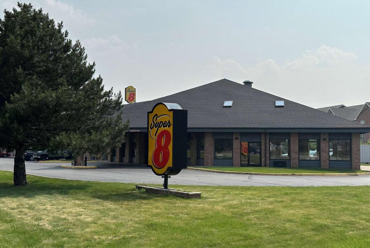 Super 8 by Wyndham Green Bay I-43 Bus. Park - image 2