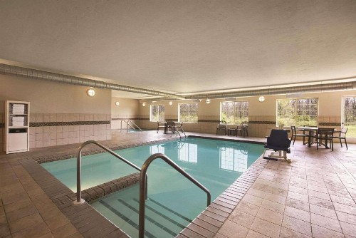 Country Inn & Suites by Radisson Green Bay North WI - image 3