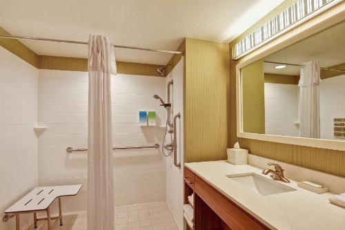 Home2 Suites Green Bay - image 8