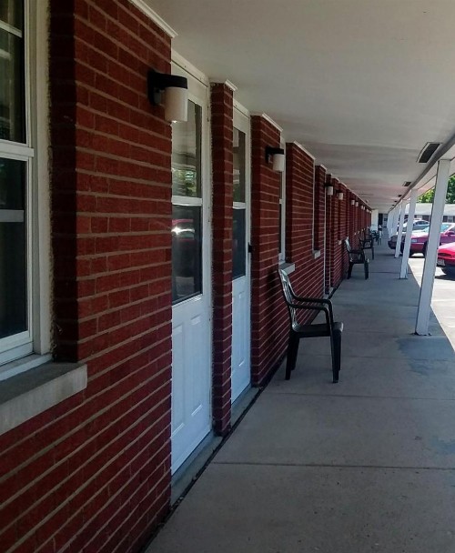 Bay Motel - image 11