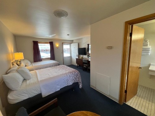 Bay Motel - image 30