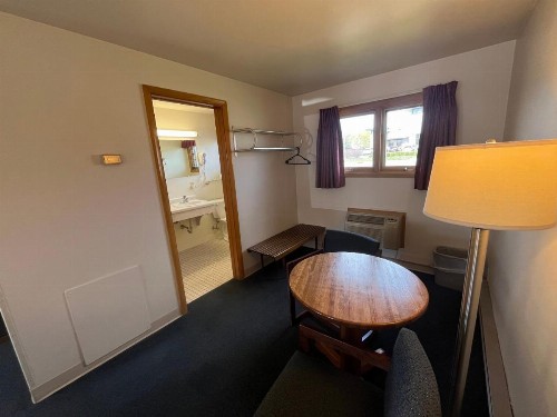 Bay Motel - image 31