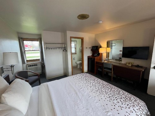 Bay Motel - image 34