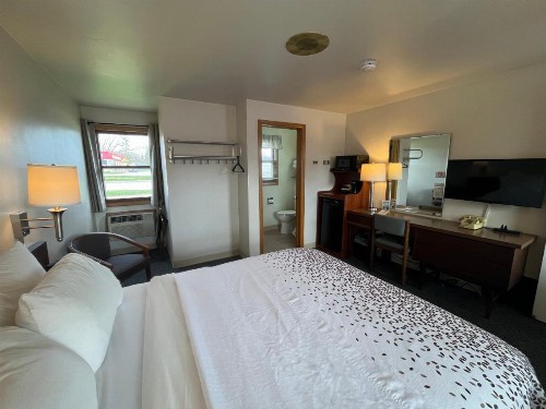Bay Motel - image 35