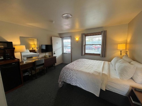 Bay Motel - image 36