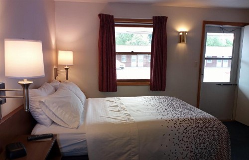 Bay Motel - image 37