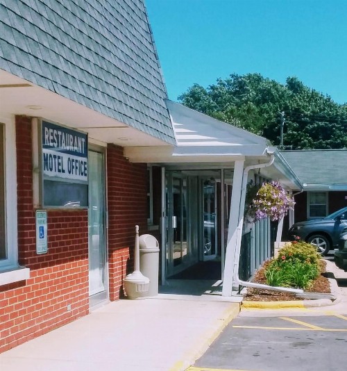Bay Motel - image 8