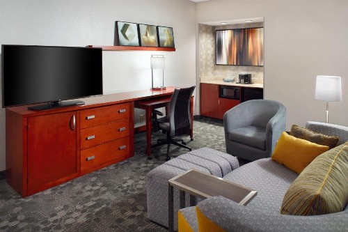 Courtyard by Marriott Greensboro - image 5