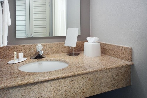 Courtyard by Marriott Greensboro - image 7