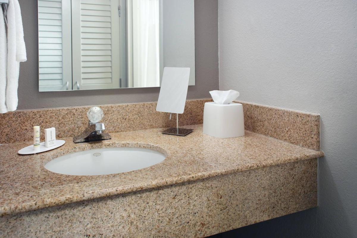 Courtyard by Marriott Greensboro - image 7
