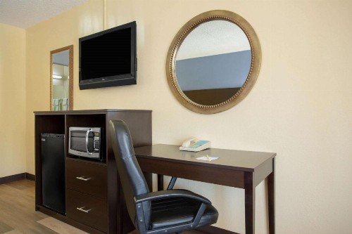 Days Inn by Wyndham Greensboro Airport - image 14