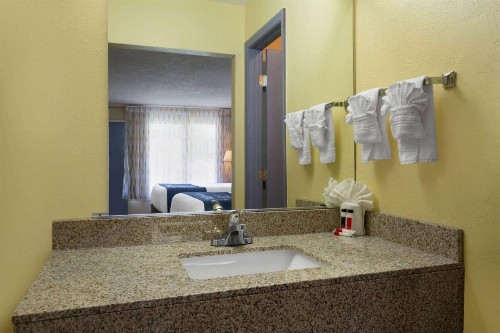 Days Inn by Wyndham Greensboro Airport - image 20