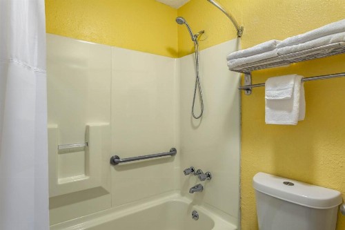 Days Inn by Wyndham Greensboro Airport - image 27