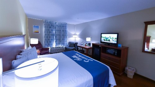 Days Inn by Wyndham Greensboro NC - image 2