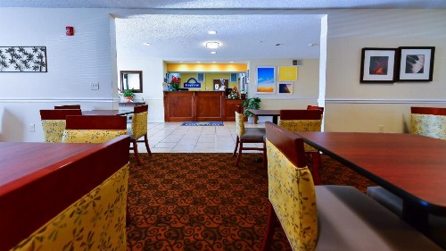 Days Inn by Wyndham Greensboro NC - image 6
