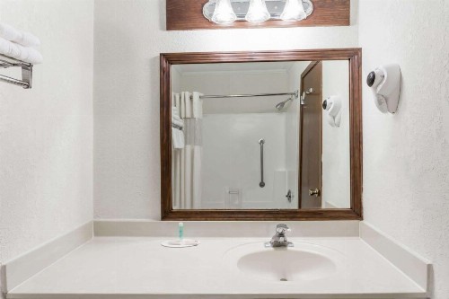 Baymont by Wyndham Greensboro/Coliseum - image 17