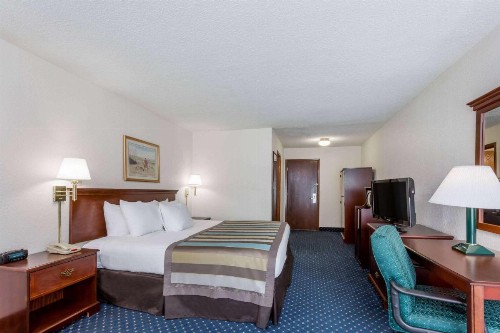 Baymont by Wyndham Greensboro/Coliseum - image 18