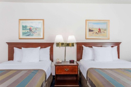 Baymont by Wyndham Greensboro/Coliseum - image 19