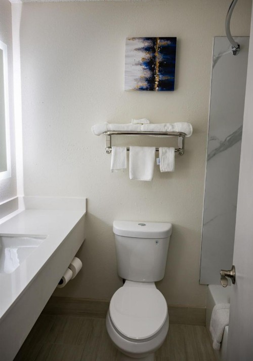 Baymont by Wyndham Greensboro/Coliseum - image 25