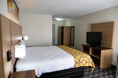 Baymont by Wyndham Greensboro/Coliseum - image 5