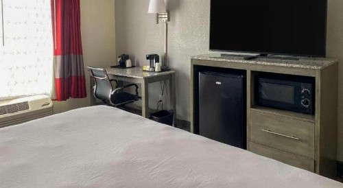 Ramada by Wyndham-Greensboro - image 6