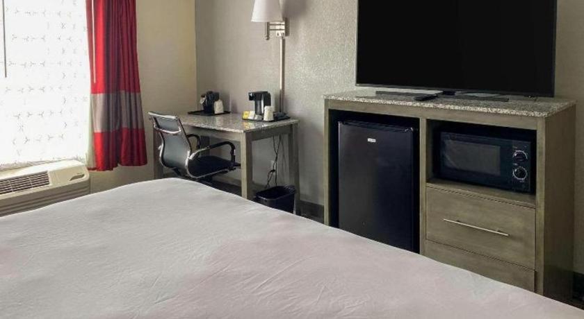 Ramada by Wyndham-Greensboro - image 6