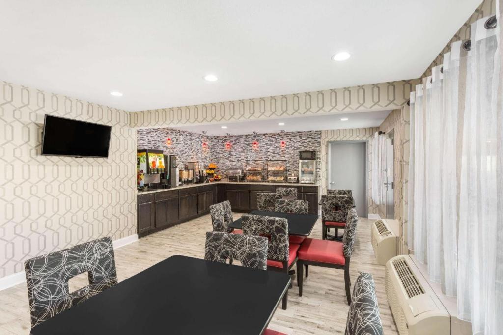 Ramada by Wyndham-Greensboro - main image