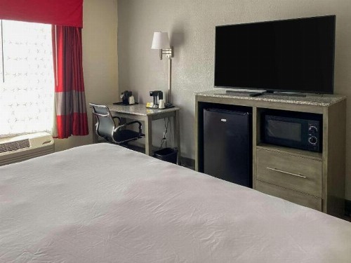 Ramada by Wyndham-Greensboro - image 23