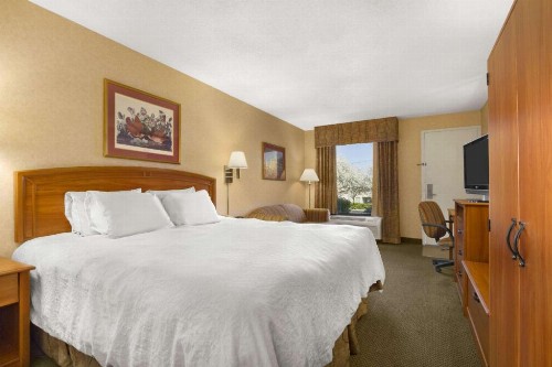 Howard Johnson by Wyndham Greensboro Near the Coliseum - image 13