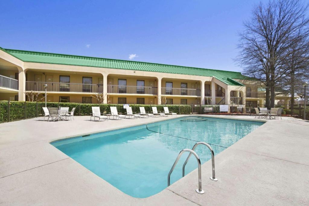 Howard Johnson by Wyndham Greensboro Near the Coliseum - image 2